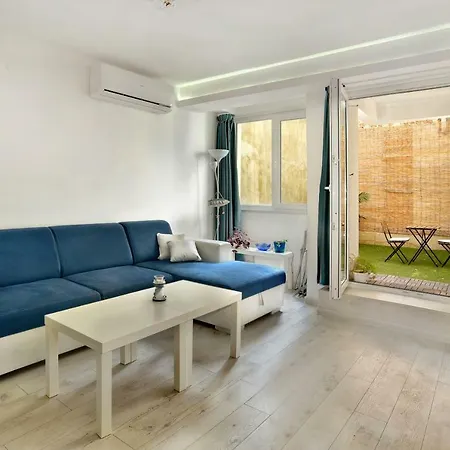 Central Old Town Apartment With A Private Patio *