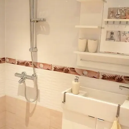 Daire Central Old Town Apartment With A Private Patio