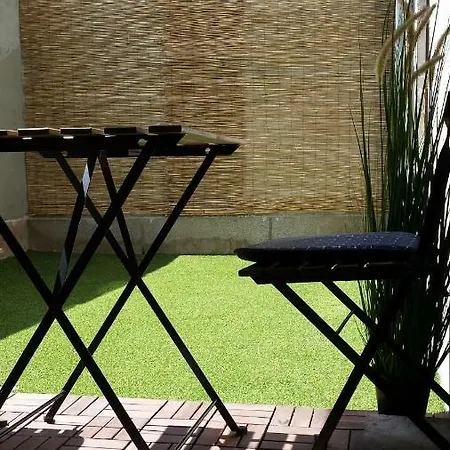 Central Old Town Apartment With A Private Patio Апартамент